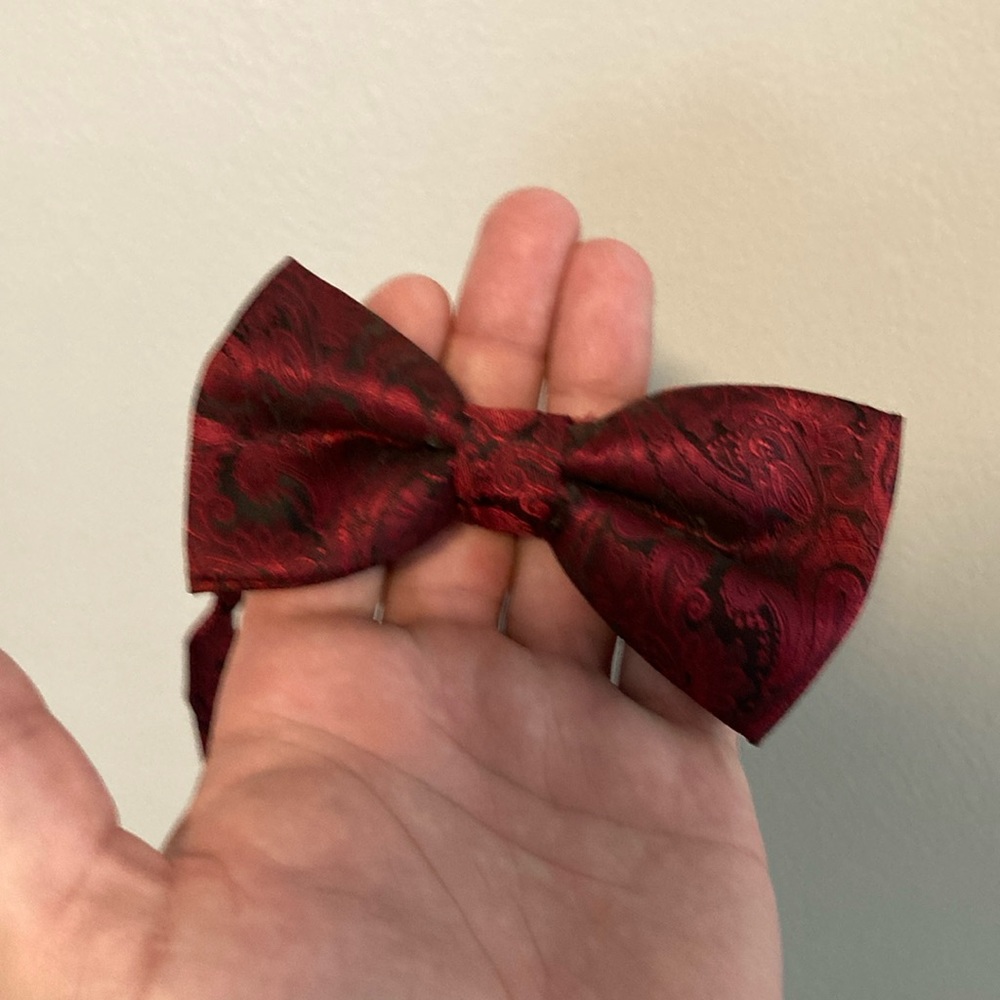 Adjustable bow tie